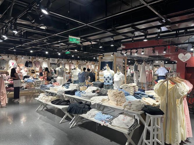 时尚前沿：锦江区服饰经营部的动态与趋势
